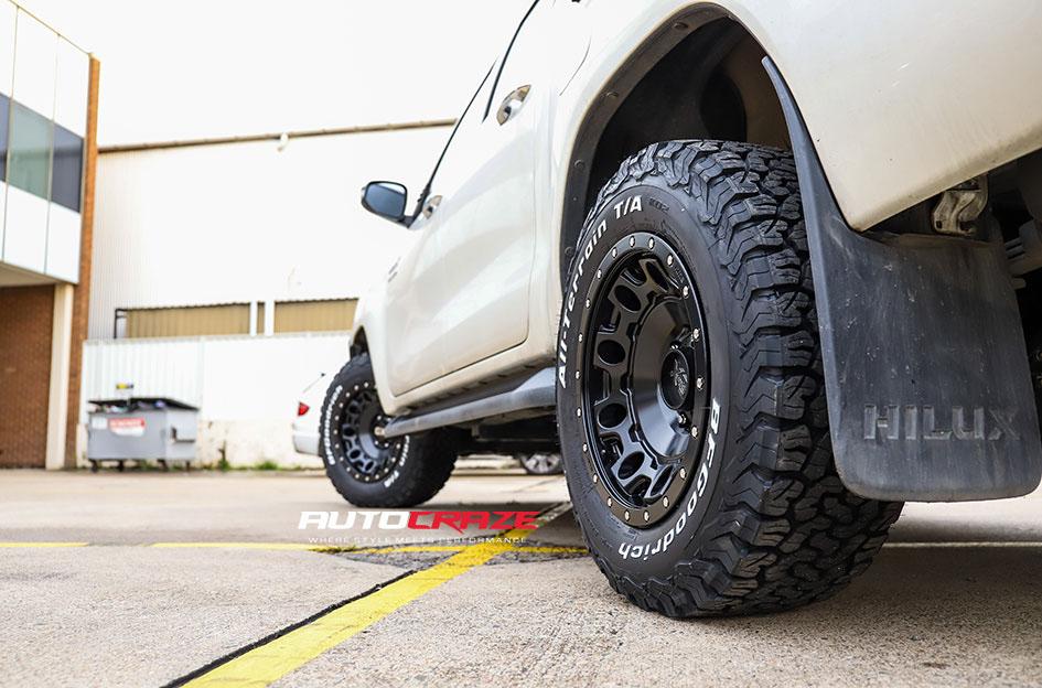 TOYOTA HILUX 4WD HOLESHOT XD SATIN BLACK
